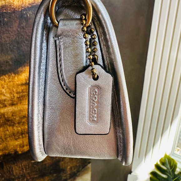 Coach wristlet in silver puffy leather with gold hardware. - Picture 5 of 7